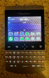 گوشی بلک بری پشت چرم مشکی p9981