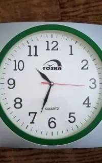میز و ساعت دیواری