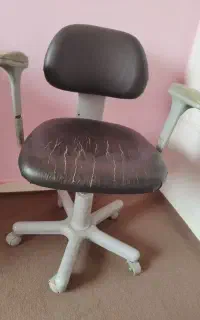 صندلی اداری و کامپیوتر