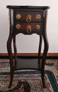 میز تلفن و ساعت دیواری