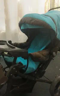 یک کالسکه بچه رنگ آبی