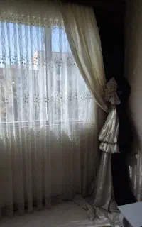 پرده تور همراه با بالون و قاب چوب پرده