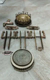 تعدادی وسایل قدیمی برنزی بفروش میرسد