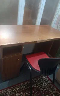 میزکامپیوتر و صندلی و کتابخانه