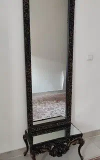 فرش مکوئین . میز کامپیوتر همراه با کتابخانه