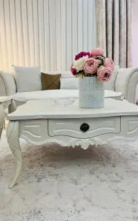 میز بین مبلی و سه عدد میز عسلی