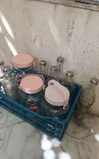 بطری شیشه ای آبلیمو و ظرف شیشه ای