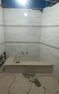 کارگر وارد کاشی کاری