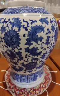 گلدان چینی سفید با گل های سرمه ای