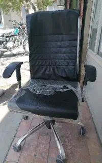 یک عدد صندلی چرخان