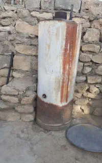 آبگرمکن نفتی داخلش نو هستش بیرون پوسیده شده