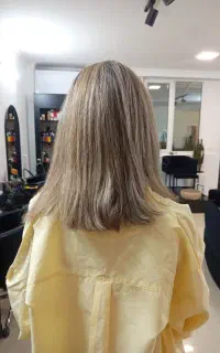 رنگ مو به تعدادی مدل برای رنگ موی تخصصی نیازمندیم