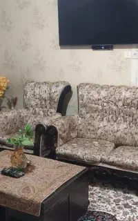 مبل هفت نفره. با میز جلو و دوتا عسلی