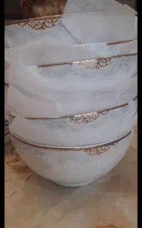 تعدادی ظروف نو با کارتن