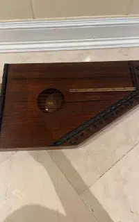 ساز قانون بسیار قدیمی و موزه ای