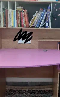 میز تحریر و کتابخانه