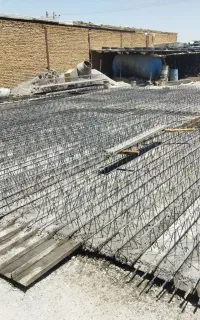 کارگر جهت کار در تیرچه سازی