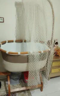 گهواره و تخت کنار مادر