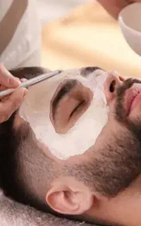 پاکسازی حرفه‌ای پوست مردانه با نتیجه سریع و واقعی