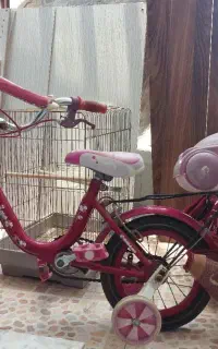 ماشین شارژی و دو عدد دوچرخه