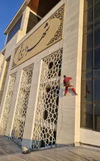 پیچ و رولپلاک با طناب بدون داربست نور نماشستشو نما