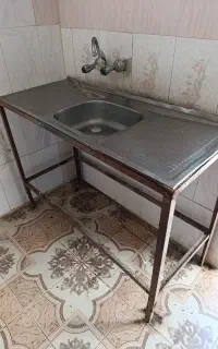 سینک و چهارپایه