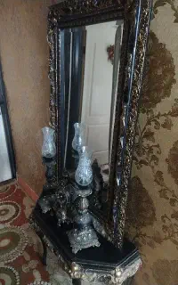شمعدان و ساعت و میز