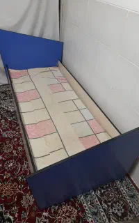 تخت خواب و کتابخانه