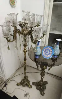 آباژور کنار سالنی با میز گرد به دلیل مهاجرت