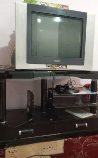 تلویزیون 21 اسنوا و میز شیشه ای