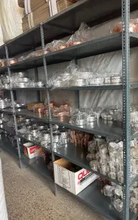 نیروی جوان جهت بسته بندی در کارگاه تولید ظروف مسی