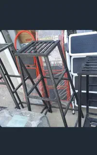 چهار پایه آهنی