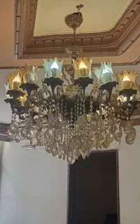 لوستر و کنار مبلی