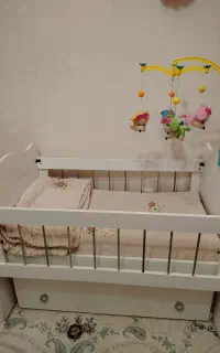 تخت کودک گهواره ای کنار تخت مادر