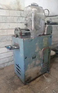 کارگر سری تراشی آشنا به دستگاه سری تراشی