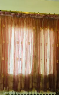 پرده شیشه ای با آستر زیر پرده کرمی در حد نو