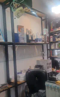 قفسه چوبی و میز پیشخوان