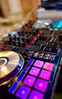 dj بند موزیک زنده ونور پردازی نصب سیستم وتالار باغ