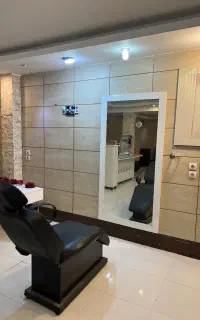 آینه و صندلی