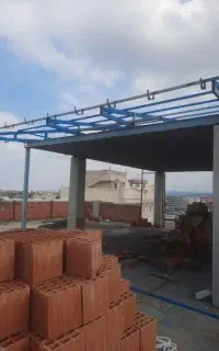 کارگر ساده آشنا به سنگ چرخ