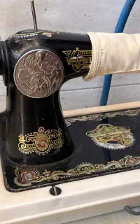 چرخ خیاطی قدیمی شیر نشان