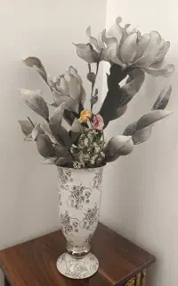 گل مصنوعی و گلدان چینی