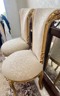 دو عدد صندلی ناهارخوری یا میزبان