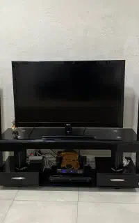 میز زیر تلویزیون