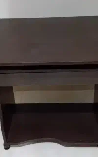 میز مطالعه و کامپیوتر