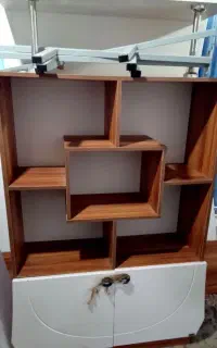 تخت و کتاب خانه