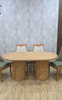 آقای میز و صندلی در کنار شما