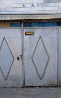 درب آهنی با قفل
