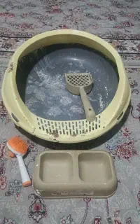 ظرف خاک و بیلچه خاک و ظرف غذا و برس مو با تخیف