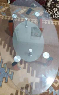 یک عدد گل میز شیشه ای پایه چوبی